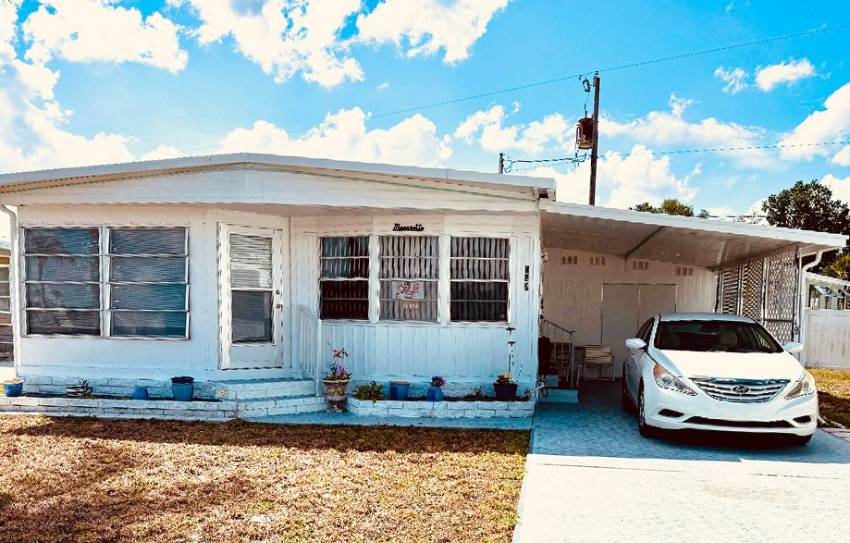 Winter Haven, FL Mobile Home for Sale located at 122 King Drive Orange Manor East